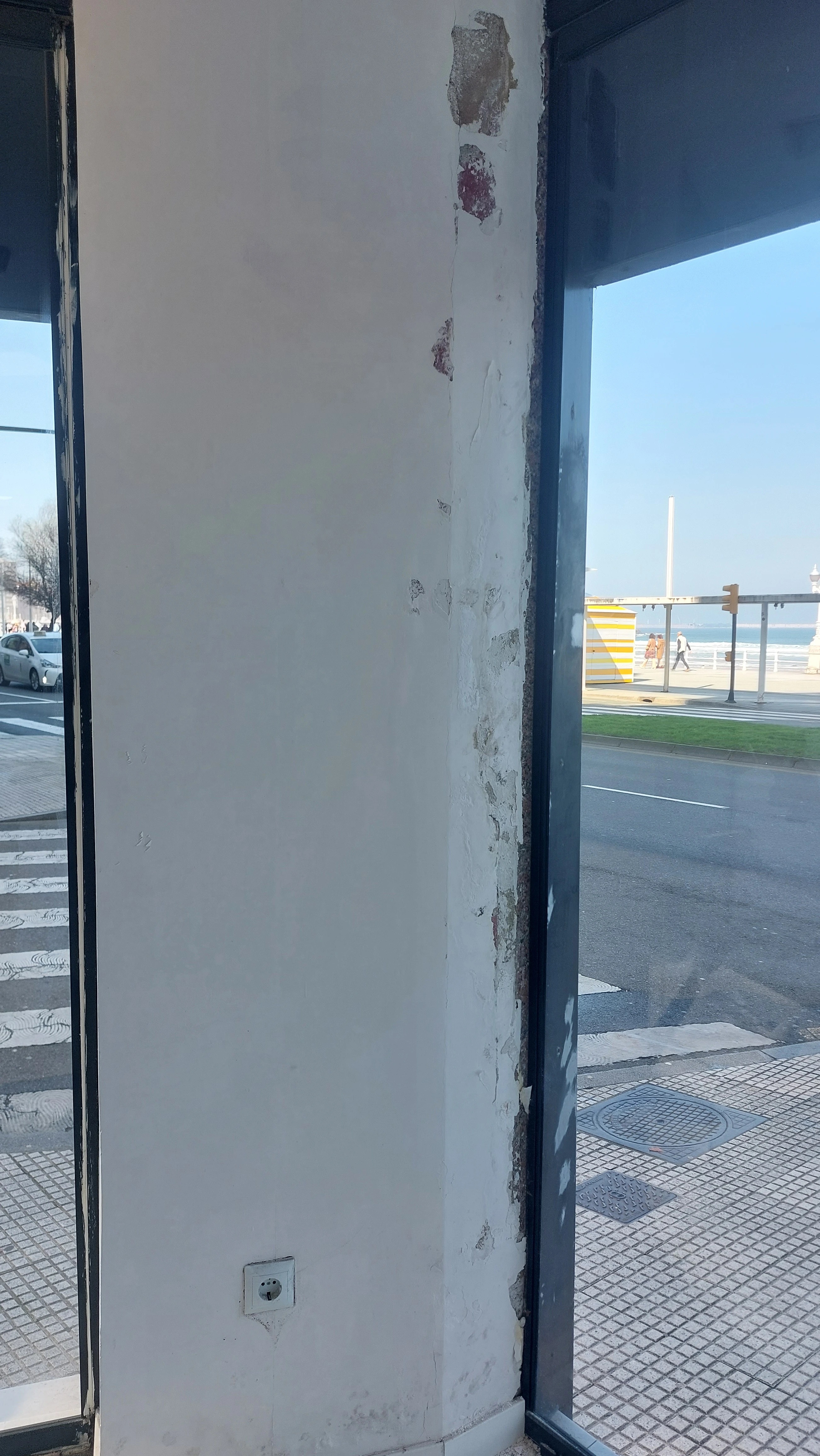 Columna de local con la pintura saltada antes del empapelado